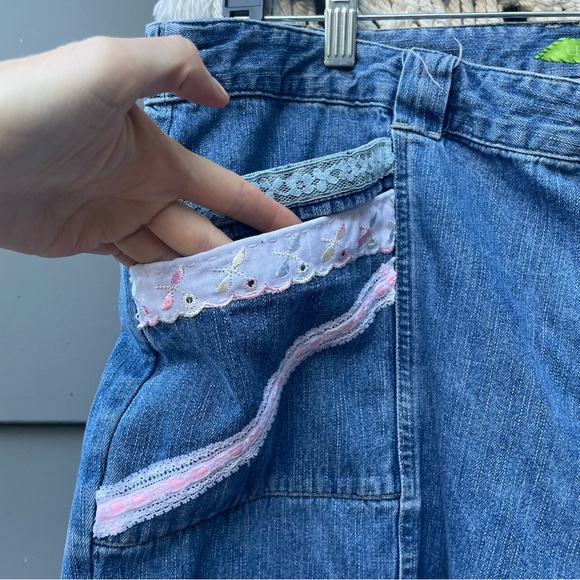 ERIKA KELLY APPAREL Patchwork Vintage Hankies & Lace Hand Sewn Denim Shorts - Picture 4 of 14